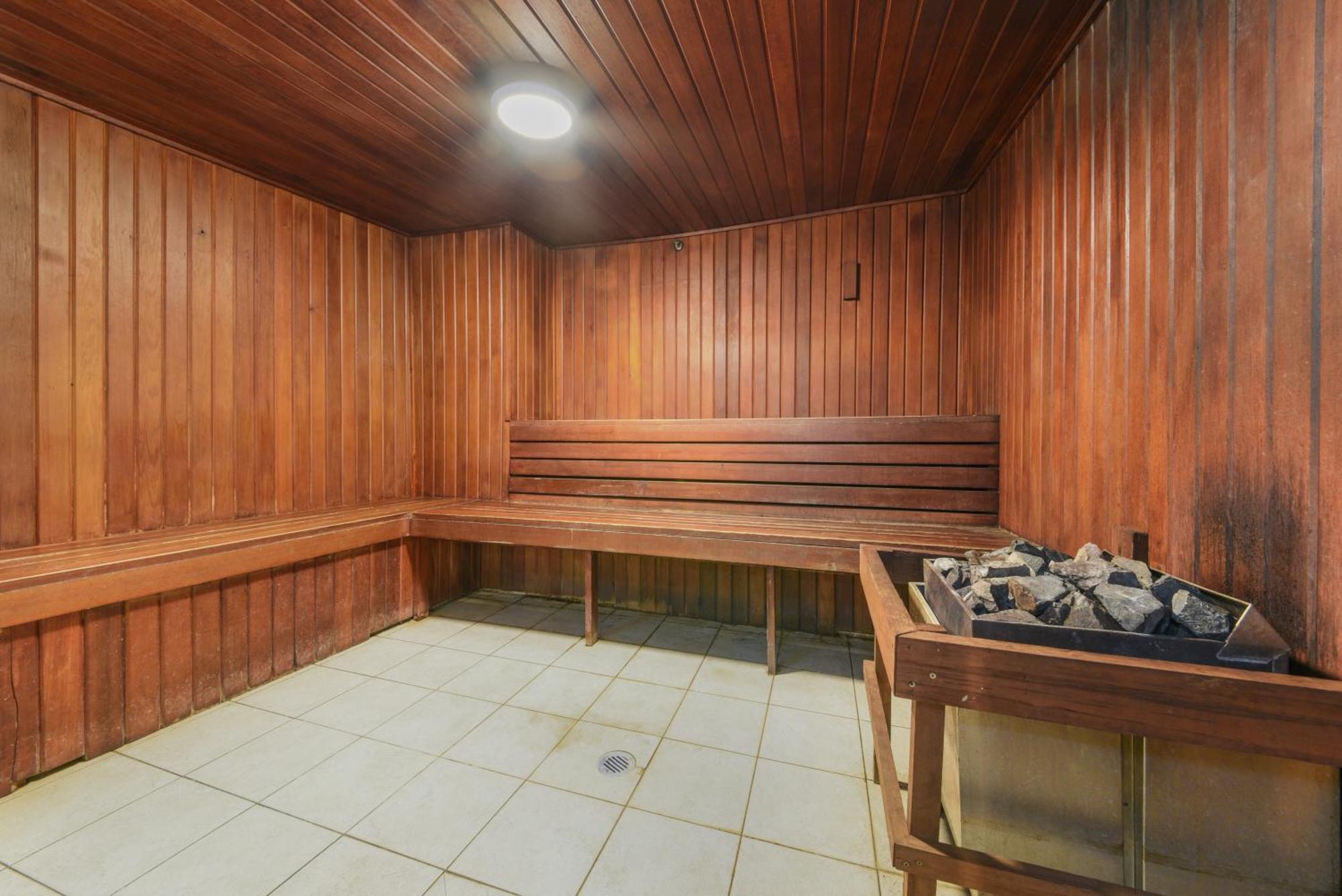 Spacious One-bedroom With Balcony Apartment *