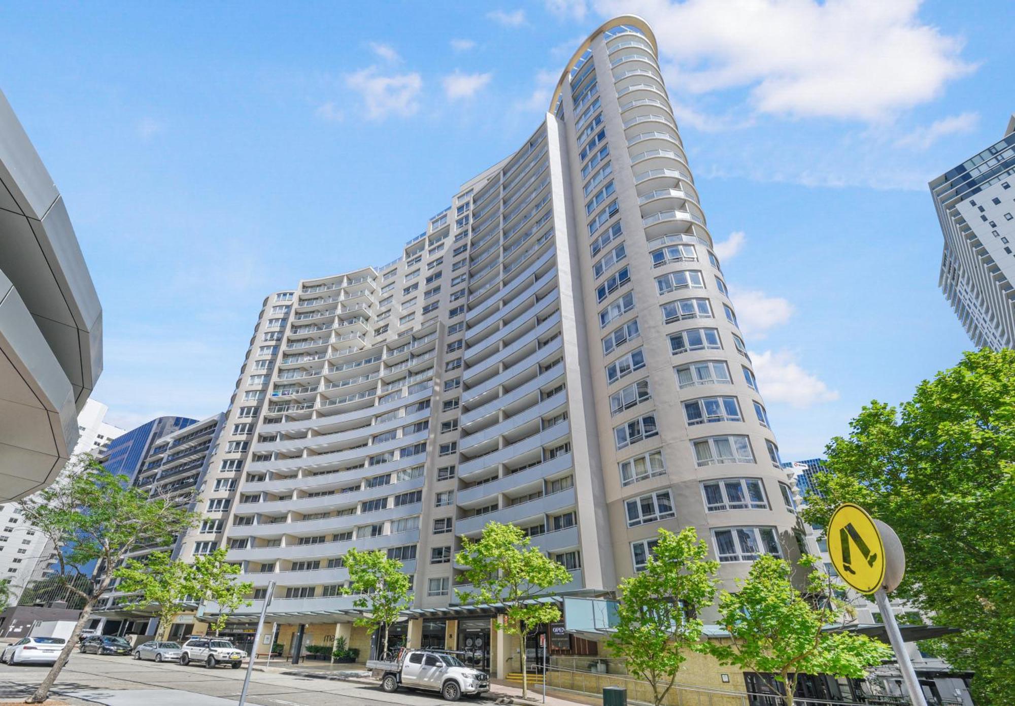 Spacious One-bedroom With Balcony Apartment Sydney