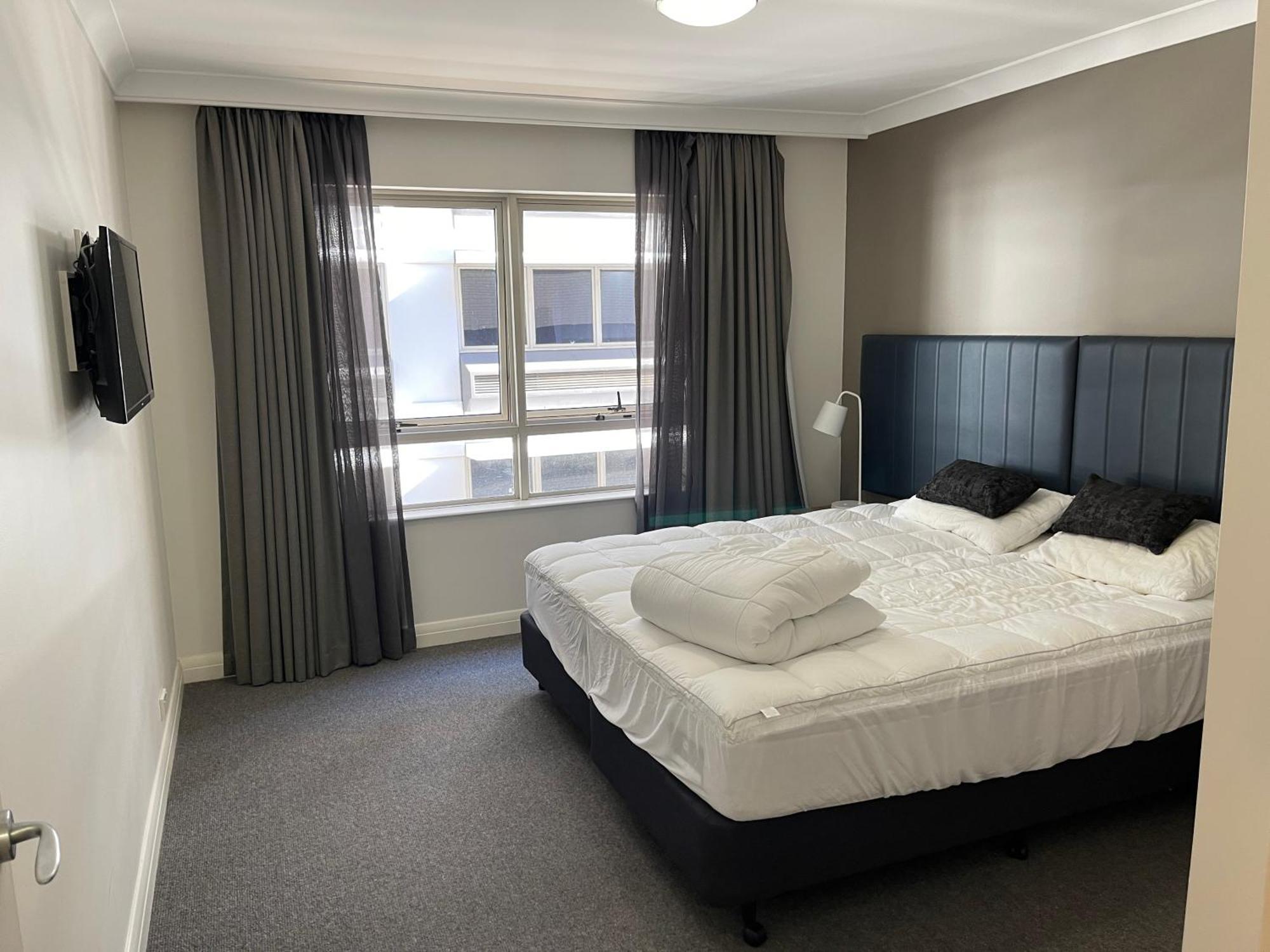 Spacious One-bedroom With Balcony Apartment *